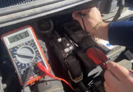 Comment tester la batterie de voiture avec un multimètre – Guide complet 2025