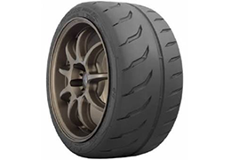 Pneu semi slicks : un juste milieu
